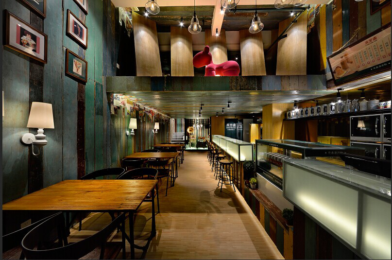 　　餐廳裝修是至關(guān)重要的，許多顧客消費(fèi)不單純就是來吃東西，有時(shí)候喜好一個(gè)良好的飲食環(huán)境。餐廳的裝修必須要有藝術(shù)創(chuàng)意風(fēng)格的講究這樣才能博人眼球吸引顧客，隨著著中國(guó)社會(huì)經(jīng)濟(jì)的高速發(fā)展，有部分中國(guó)人都越來越崇媚揚(yáng)外，藝術(shù)時(shí)尚風(fēng)格都偏向國(guó)外，什么西餐廳、壽司店、披薩店等等。在中國(guó)會(huì)有很多特色的西餐廳，不僅吸引外國(guó)客人，大多數(shù)還是吸引的中國(guó)客人，中國(guó)人喜歡這種對(duì)外國(guó)文化風(fēng)情的新鮮感，都想嘗試一下外國(guó)美食和文化。中國(guó)就有龐大的消防者群體，許多外國(guó)和中國(guó)投資者都開始了自己的創(chuàng)業(yè)之夢(mèng)，特色餐廳現(xiàn)在也逐漸成為主流形式，餐廳的裝修需求也越來越多，下面華發(fā)小編帶您了解一下特色餐廳裝修要點(diǎn)。